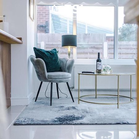 Open Plan - 3 Bedroom House - Garden And Outdoor Seating - Driveway Parking - Short Drive To City Centre Saughall Esterno foto