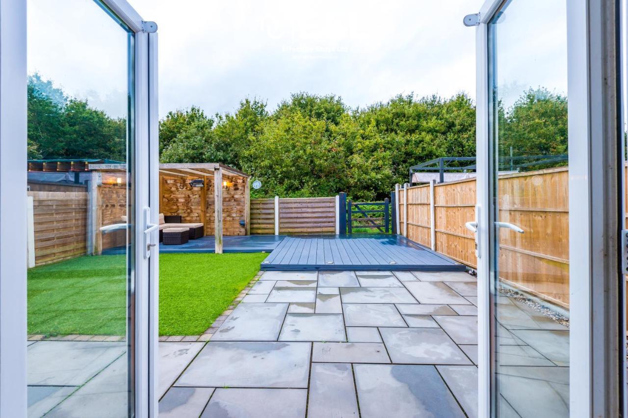Open Plan - 3 Bedroom House - Garden And Outdoor Seating - Driveway Parking - Short Drive To City Centre Saughall Esterno foto