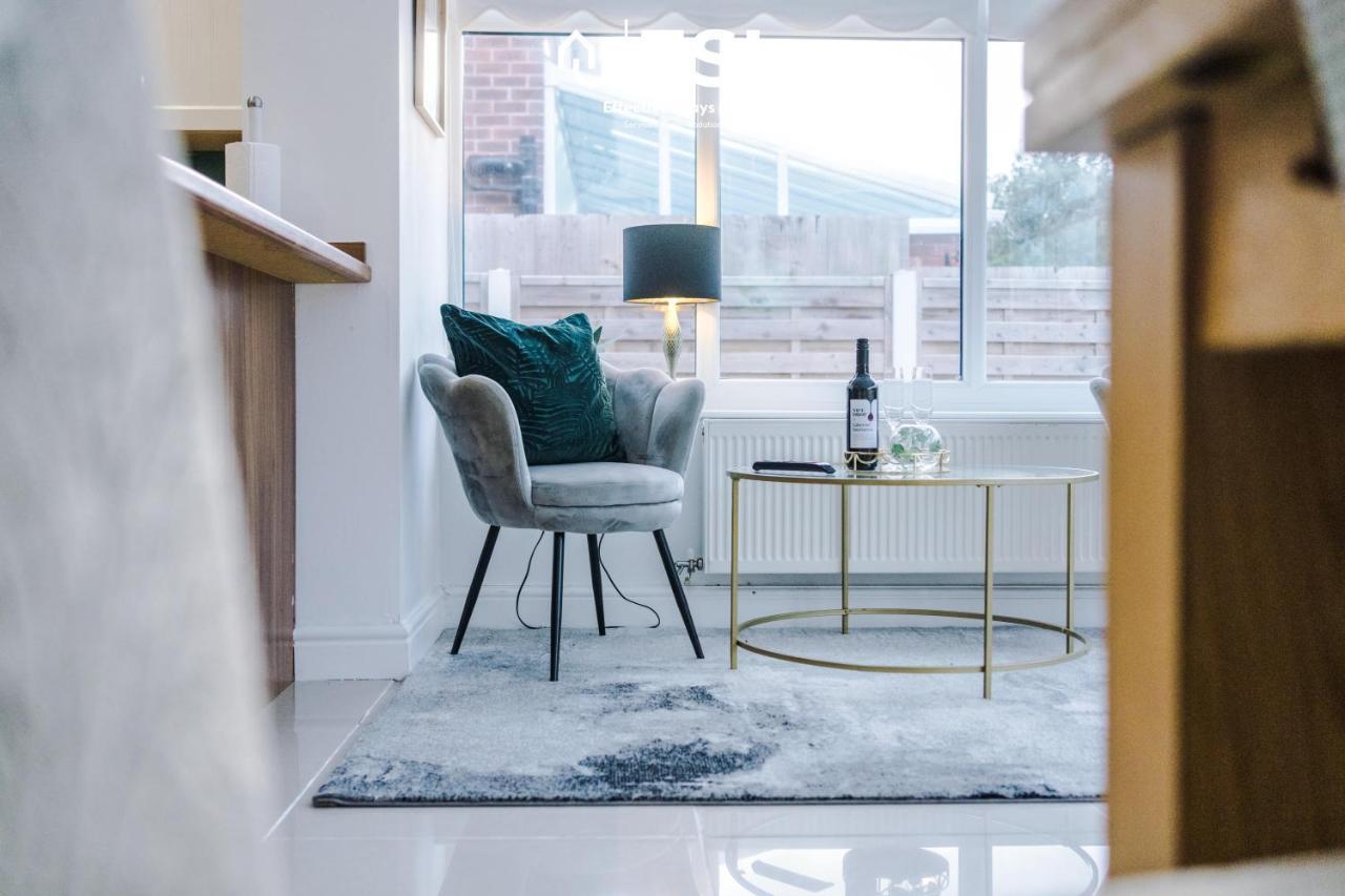 Open Plan - 3 Bedroom House - Garden And Outdoor Seating - Driveway Parking - Short Drive To City Centre Saughall Esterno foto